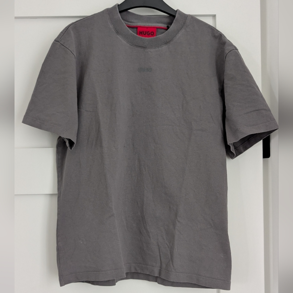 HUGO Men's Short Sleeve Crewneck Tee in Charcoal